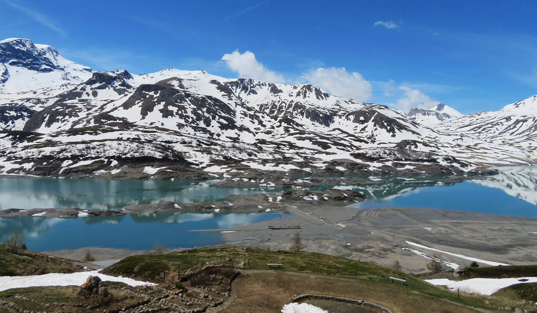 Anche quest'anno, in primavera, sul fondo del Lago del Moncenisio riaffiorano le vecchie dighe - 24.05.18 #fotodelgiorno di Gilbert Pilloud